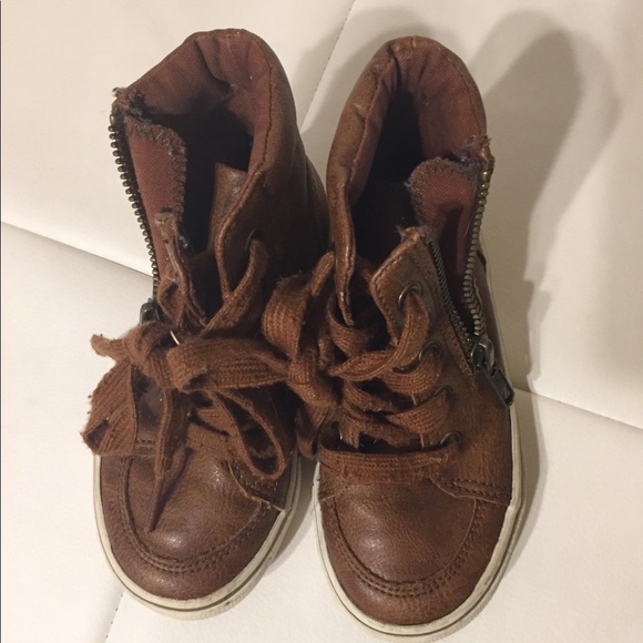 🔴 Cat and Jack size 8 toddler high top sneakers - Picture 2 of 4